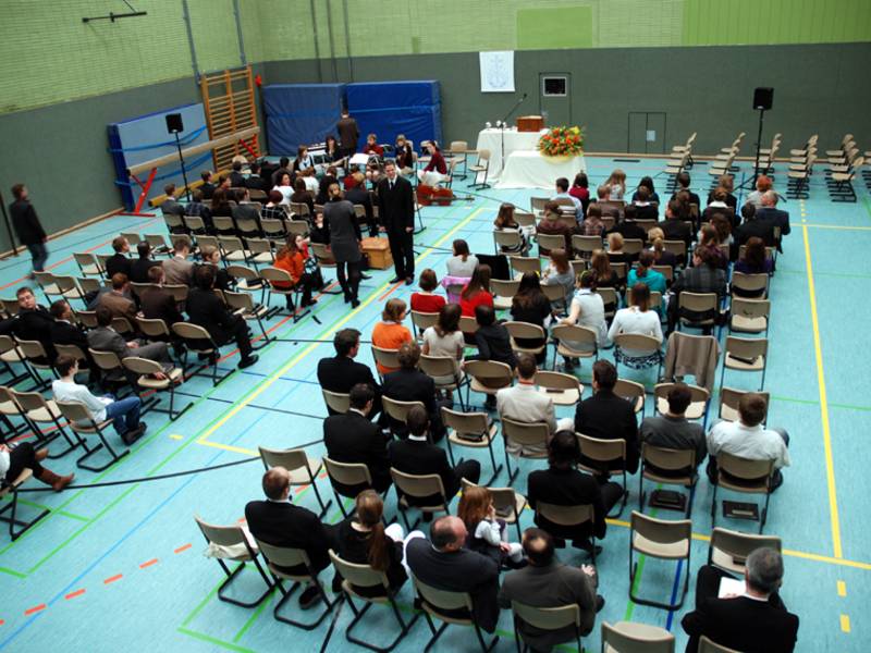 Blick von der Tribüne - In wenigen Minuten beginnt der Gottesdienst