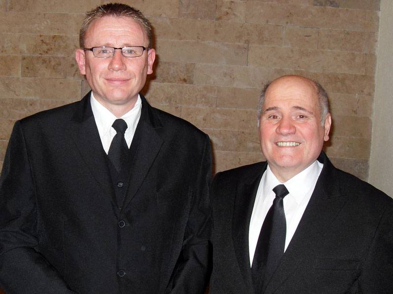 13 Jahre war Priester Klaus Kleinschmidt (r.) als Vorsteher tätig, nun hat sein Sohn Enrico die Aufgabe übernommen