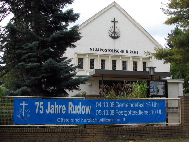 Ein großes Banner weist auf die Rudower Festtage hin
