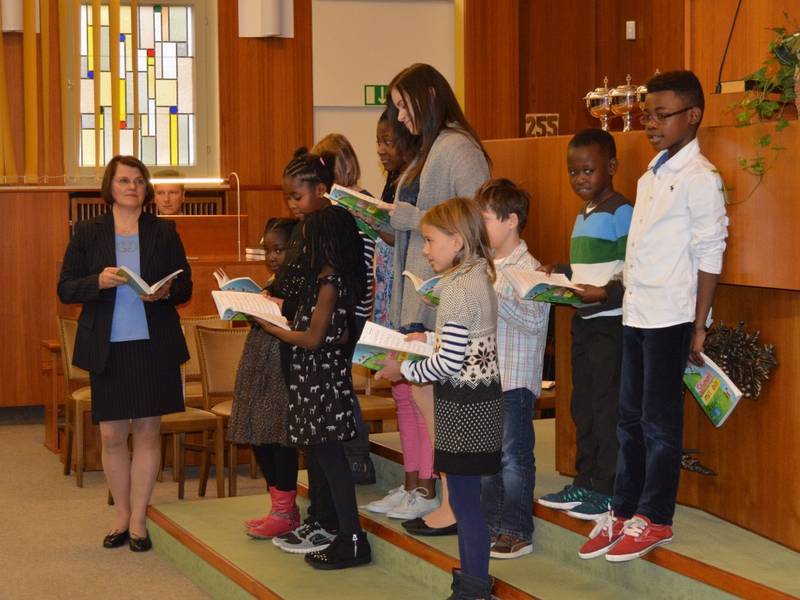 Auch der Kinderchor singt für die Gemeinde