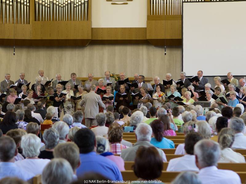 dem Seniorenchor und einer Präsentation der Entwicklung der Kirche.