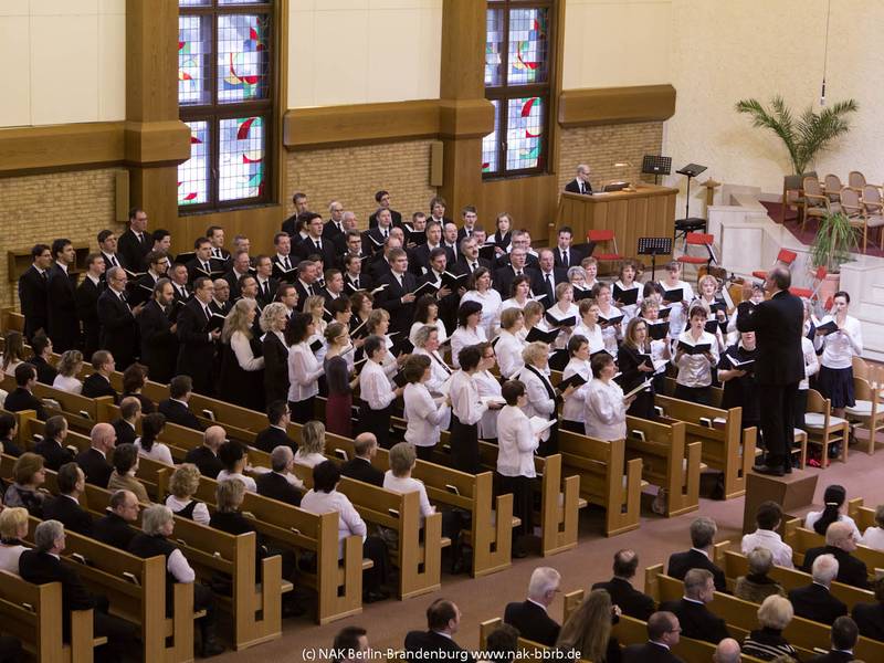... ein gemischter Chor gestalten den Gottesdienst musikalisch