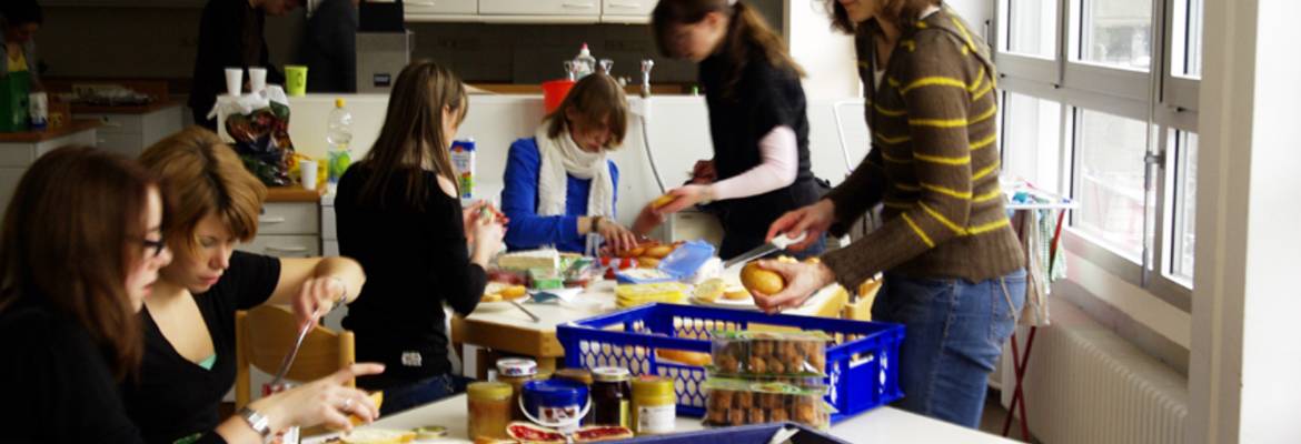 Frühstück - Die Gruppe "Catering" ist schon um 10 Uhr in der Schulküche aktiv
