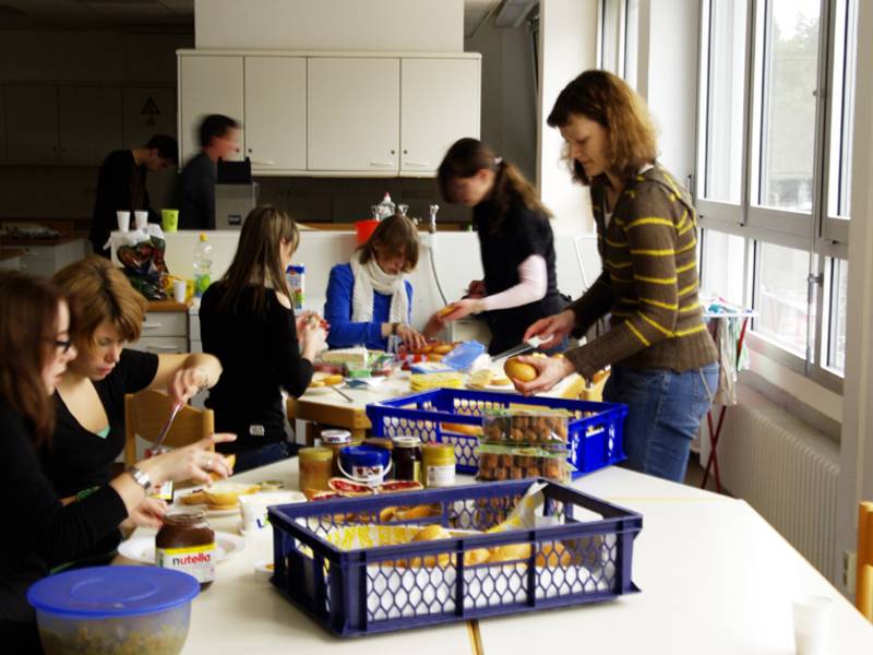 Frühstück - Die Gruppe "Catering" ist schon um 10 Uhr in der Schulküche aktiv