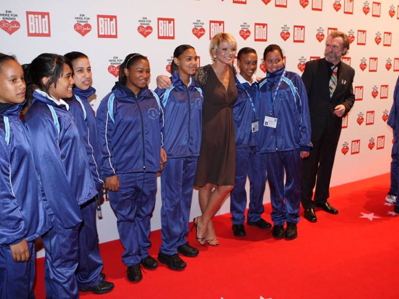 Am Samstagabend bei der großen Spendengala "Ein Herz für Kinder": Die Chorkinder auf dem roten Teppich, hier mit der Schauspielerin Uschi Glas