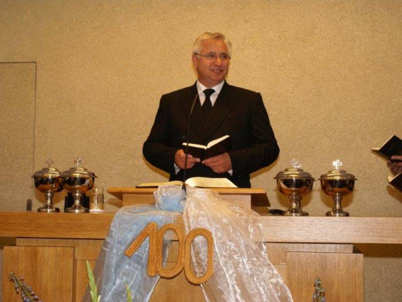 Bezirksapostel Nadolny feiert den Jubiläumsgottesdienst mit der Gemeinde.