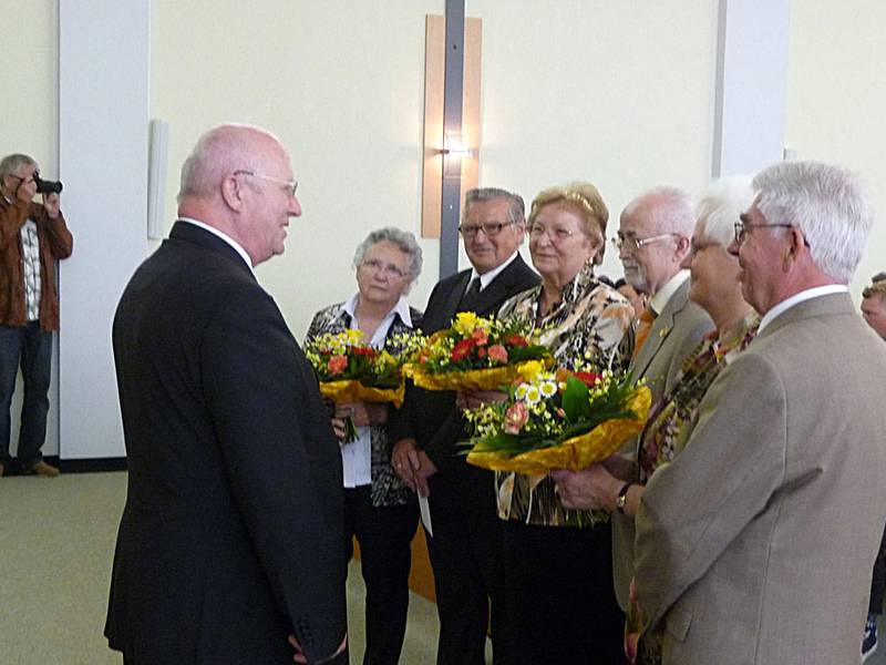 Apostel Berndt spendet drei Paaren den Segen zur Goldenen Hochzeit