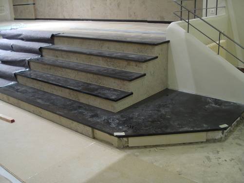 Die neuen Altarstufen aus schwarzem Granit