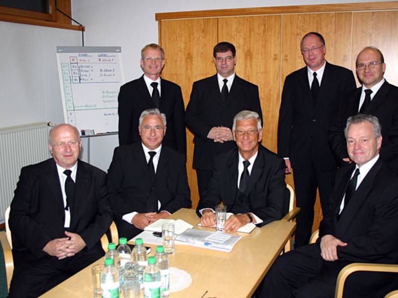 Bezirksapostel Klingler (M.) vor dem Gottesdienst in der Sakristei