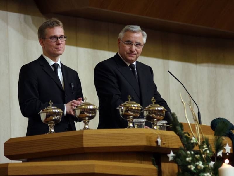 Bezirksapostel Wolfgang Nadolny (r.) mit Übersetzer Jürgen Pieper