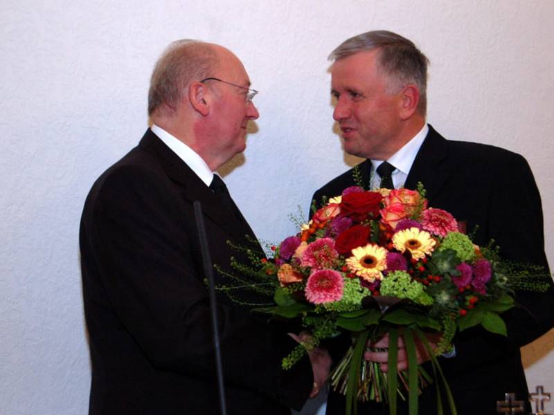 Blumen und Dank für den Bezirksevangelisten im Ruhestand vom Leiter des Kirchenbezirks Frankfurt (Oder), Bezirksältesten Stephan Rudolph