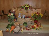 Die Kinder der Gemeinde haben den Altar geschmückt