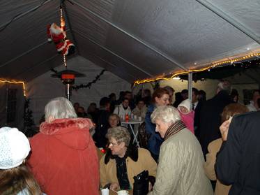 Glühwein, Bratwurst und Zuckerwatte sowie ein Trödelmarkt