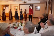 Eine Jugendgruppe erfreut die Besucher mit Folkore, ...