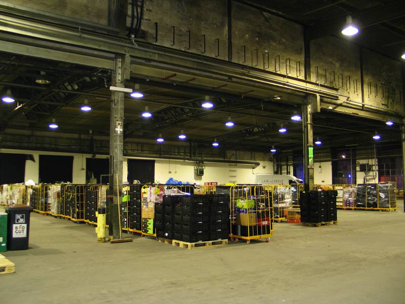 In der Lagerhalle werden Lebensmittel vorsortiert und an die Berliner Tafel verteilt.