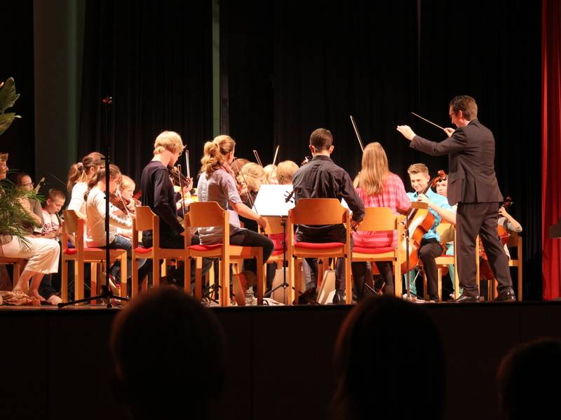 Das Nachwuchsorchester auf der Bühne im großen Saal