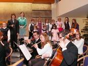 "Jingel Bells", vorgetragen von den Kindern und der Instrumentalgruppe, mit Glöckchen und Pferdegetrappel.