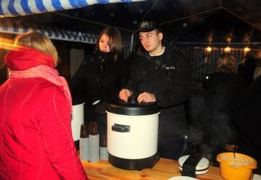 45 Liter Glühweihn sorgen auch für innere Wärme.