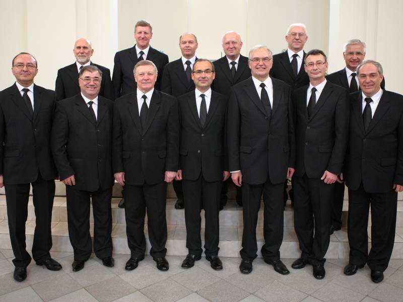Gruppenfoto: 1. Reihe, v.l. Apostel Budnik, Cazacu, Kondraschow, Bezirksapostel Schneider, Stammapostel Leber, Apostel Aktschurin, Bezirksapostelhelfer Bezgans. 2. Reihe: Apostel Malyschew, Lasarew, Bastrikow, Berndt, Danilow, Bezirksapostel Nadolny.