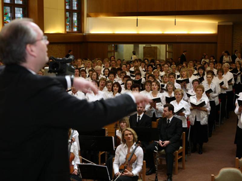 Der Schulchor, geleitet von seinem Dirigenten Thomas Krack