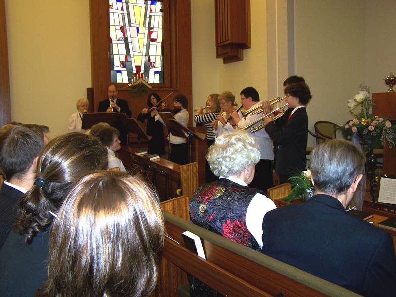 Ein Bläserensemble umrahmt den Gottesdienst