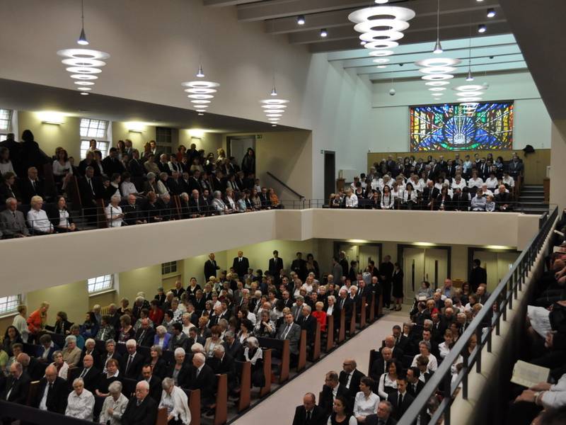 Gemeinde auf den Gottesdienst ein.