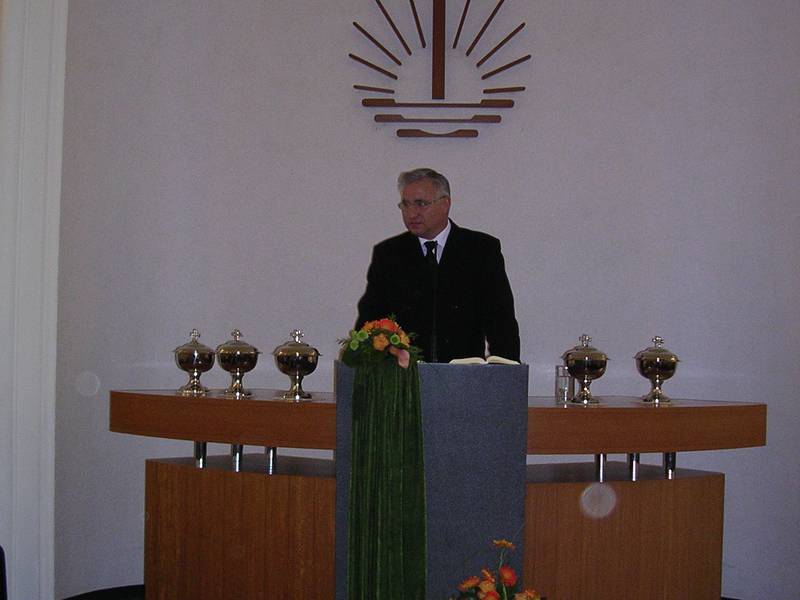 Bezirksapostel Nadolny am Altar.