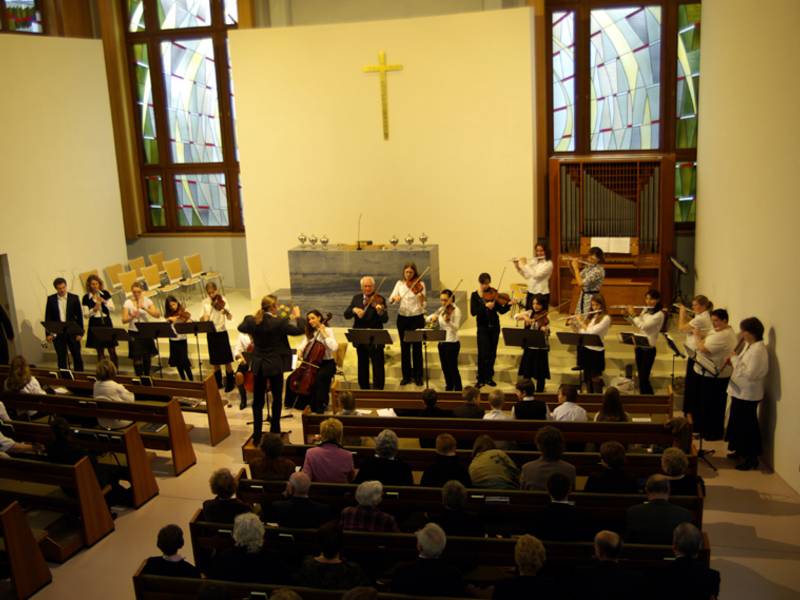 Das Instrumentalensemble stimmt auf den Gottesdienst ein