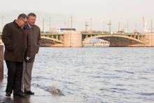 ...Apostel Cazacu und Kondraschow am Ufer der Newa.