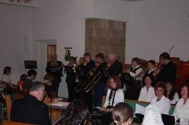Der Bläserchor der evangelischen Stadtkirchengemeinde bei einer Adventsmusik.