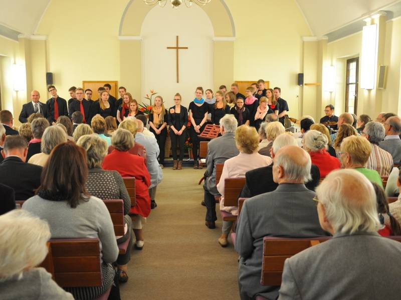 Der Jugendchor gestaltet die Feierstunde mit.