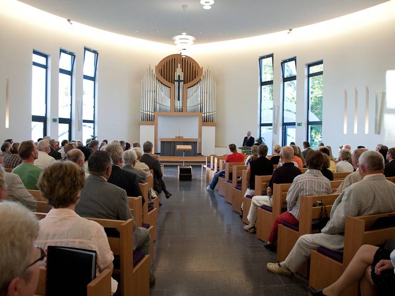 Der Gemeindesaal fasst etwa 220 Personen und hat eine elliptische Grundfläche.