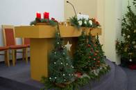 vor weihnachtlicher Kulisse.