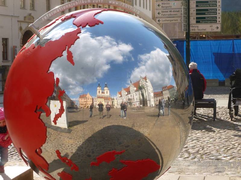 Der Marktplatz im Spiegel der Reformationskugel