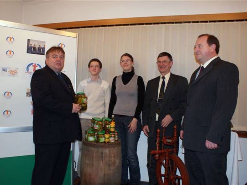 CDU-Stadtrat Hirche (l.)mit einer Sachspende aus der Region. Rechts: Bischof Udo Knispel