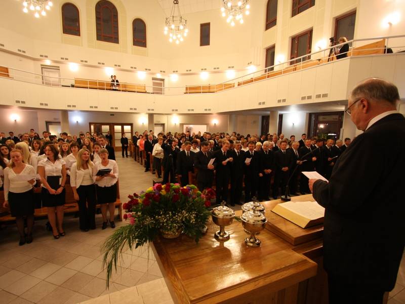 ... und feiert am Abend mit knapp 300 Teilnehmern einen Ämtergottesdienst