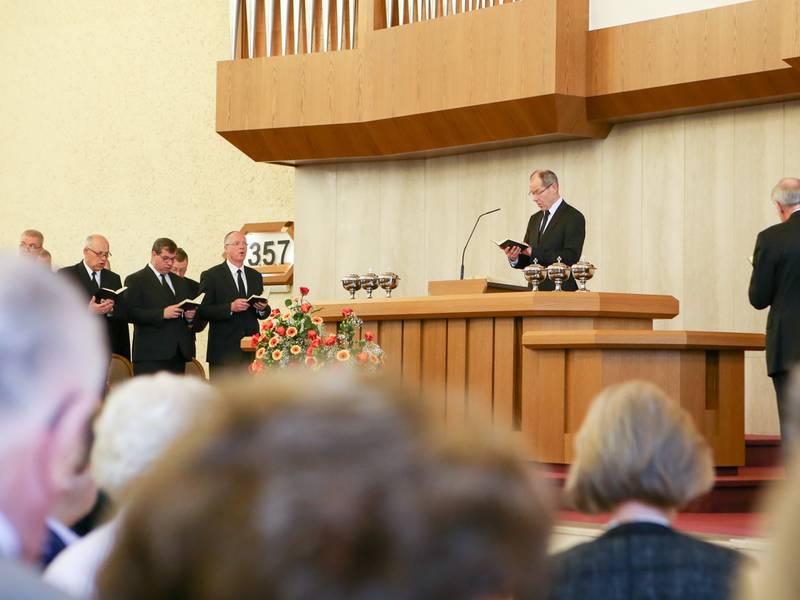 Apostel Katens den Gottesdienst für Senioren.