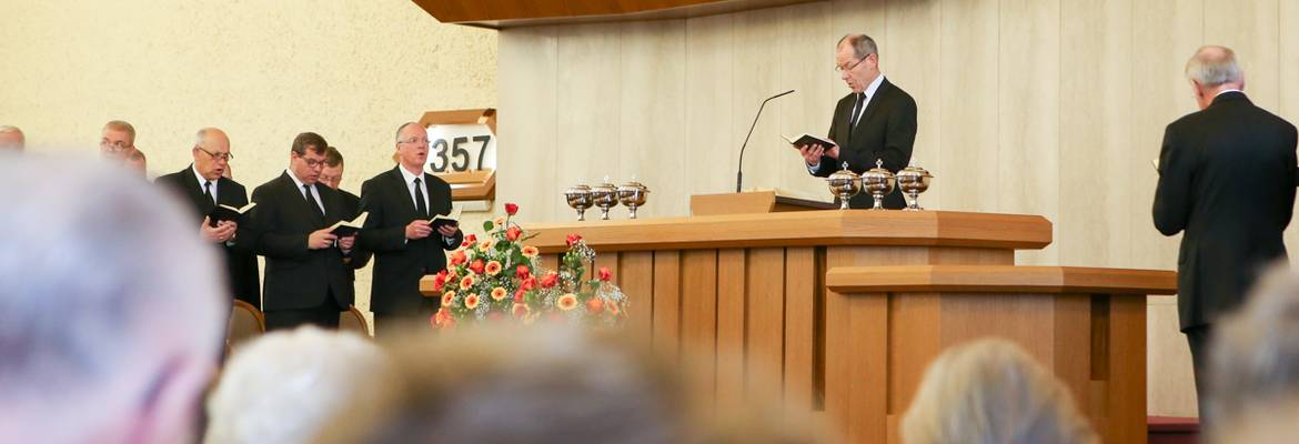 Apostel Katens den Gottesdienst für Senioren.