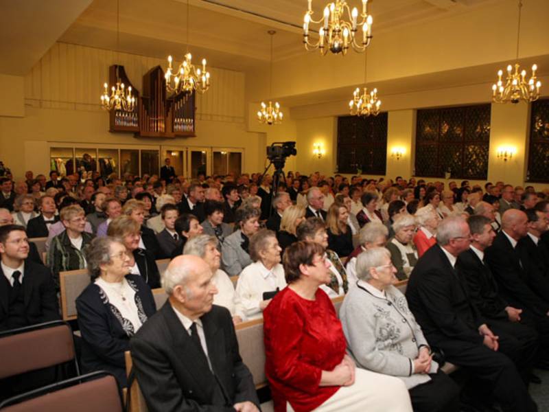 Rund 450 Gläubige nehmen am Abschlussgottesdienst teil