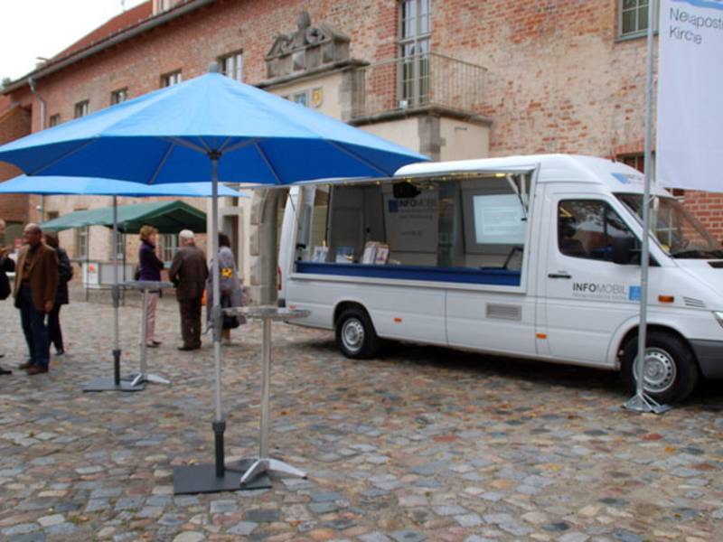 Das Infomobil im Burghof vor dem Eingang zum großen Saal