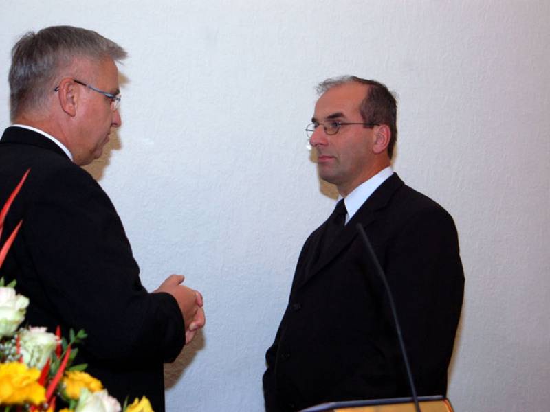 Der Vorsteher der Gemeinde Petershagen Priester Buley (r.), wird vom Bezirksapostel beauftragt, auch die Gemeinde Rüdersdorf zu leiten