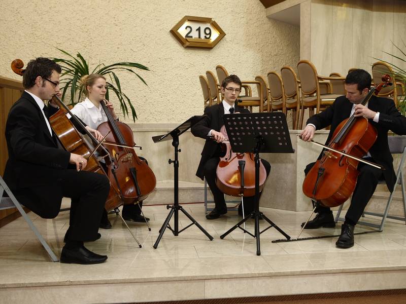 Eine Instrumentalgruppe gestaltet den Gottesdienst mit
