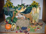 Der geschmückte Erntedank-Altar der Gemeinde Britz