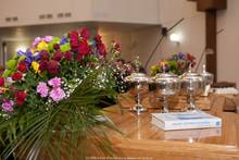 Auf dem Altar: der Katechismus der Neuapostolischen Kirche in russischer Sprache.