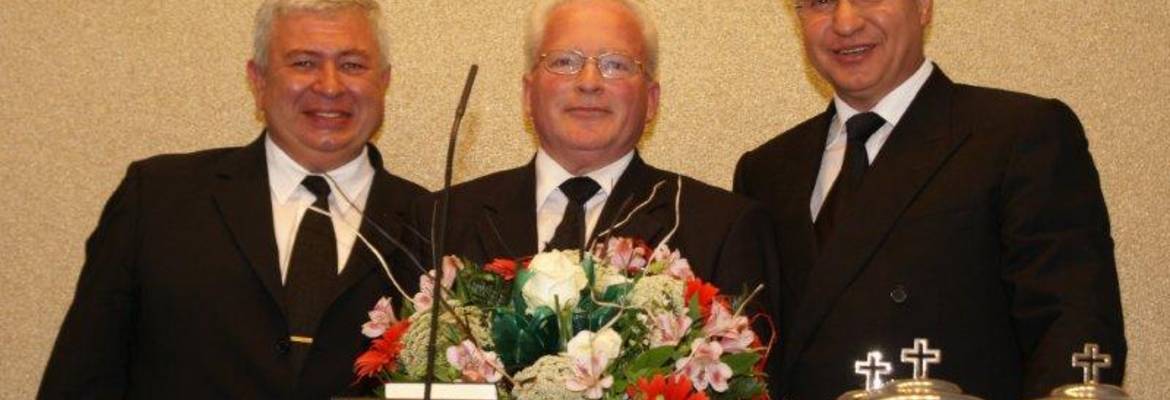 Priester Bernd Jachalke (M.) wird in den Ruhestand versetzt.