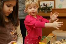 tags zuvor von den Kindern verziert und gebacken.