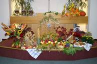 Der geschmückte Altar der Gemeinde Erkner.
