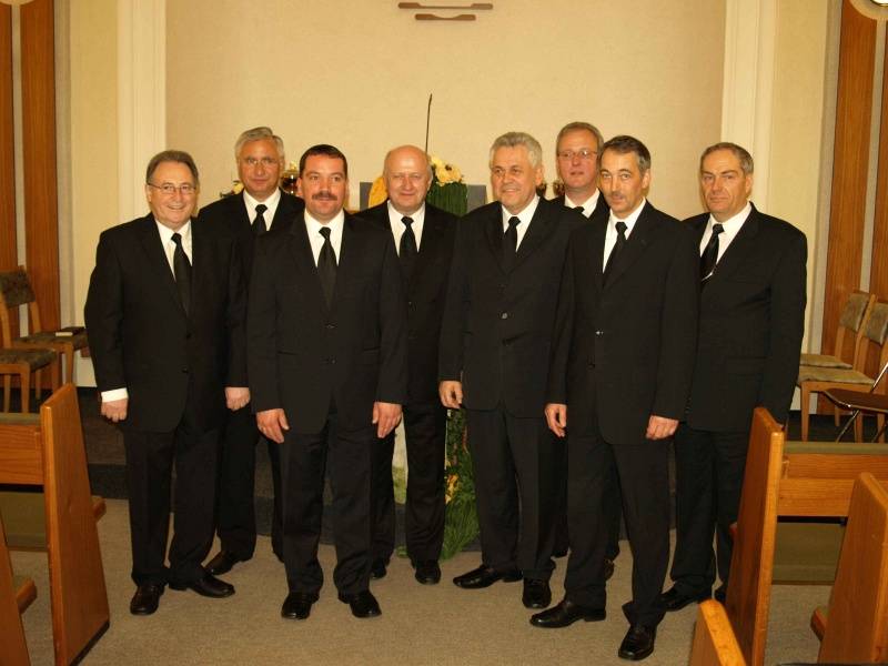 Fototermin nach dem Gottesdienst: Bezirksältester Thiel, Bezirksapostel Nadolny, Hirte Schulze, Apostel Berndt, Hirte i.R. Baumgart, Evangelisten Harwald und Schellhase, Bezirksapostelhelfer Bezgans (v.l.n.r.)