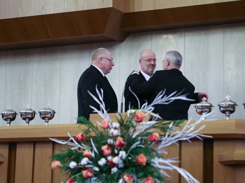 Ruhesetzung Priester Lange und Berg (v.l.n.r.)