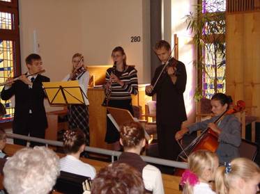 Musikalische Einlagen im Erntedankgottesdienst: Eine Instrumentalgruppe ...